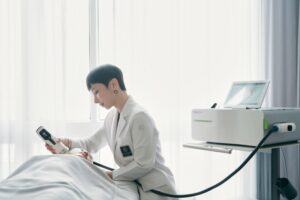 필러·지방이식 후 울퉁불퉁한 얼굴선, 부작용 ‘흉살’이 원인일 수도