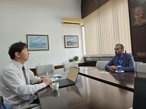 강장묵 교수와 아타나소프스키 학장이 AI-IT-OT 통합보안과 국제 공동연구를 논의하는 모습