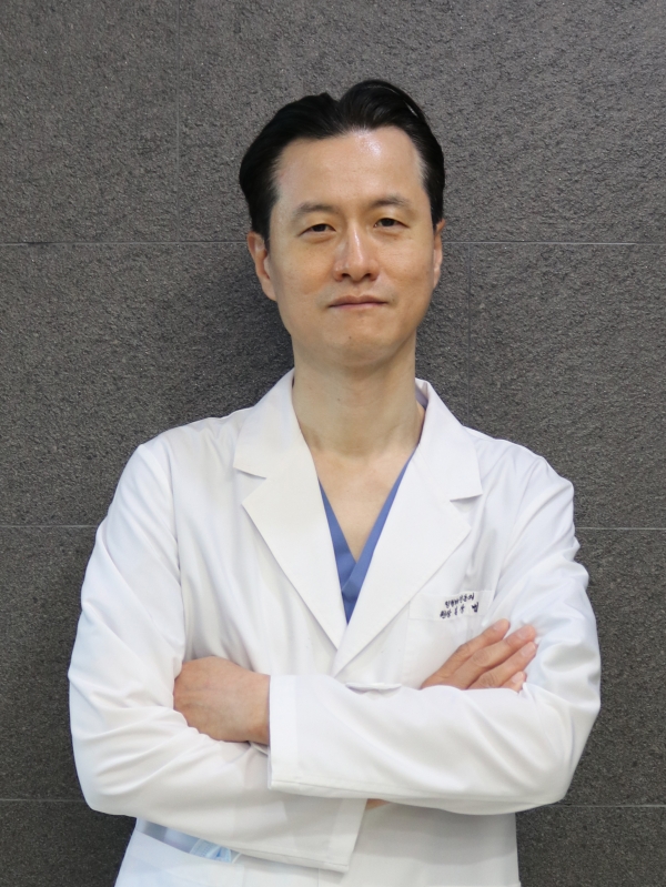 인공관절 수술을 설명하는 잠실선수촌병원 보도사진