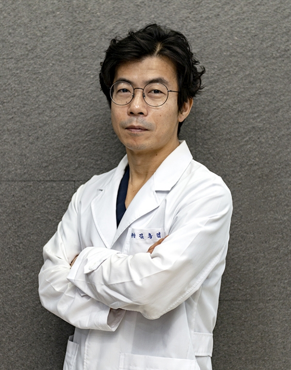 어깨 회전근개 파열을 설명하는 잠실선수촌병원 보도사진